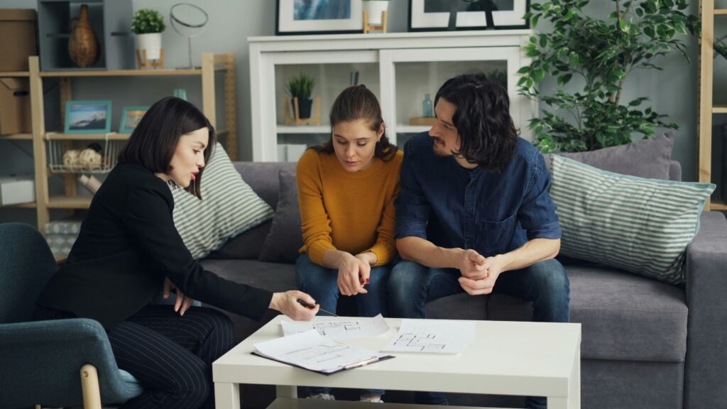 Couple in mediation, working with a therapist